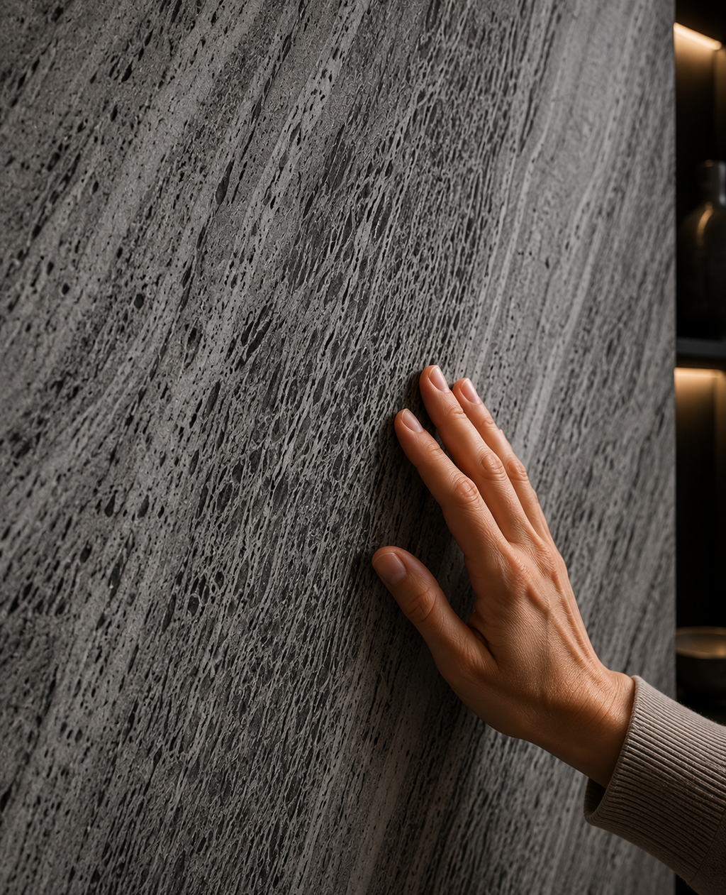 STONEVIA™ Caverna Volcánica | Superficie Efecto Travertino Oscuro